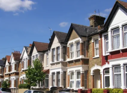 Bright 5-room apartment with balcony and excellent connectivity