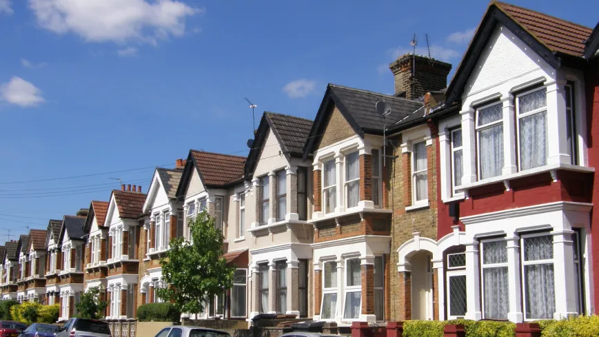 Bright 5-room apartment with balcony and excellent connectivity