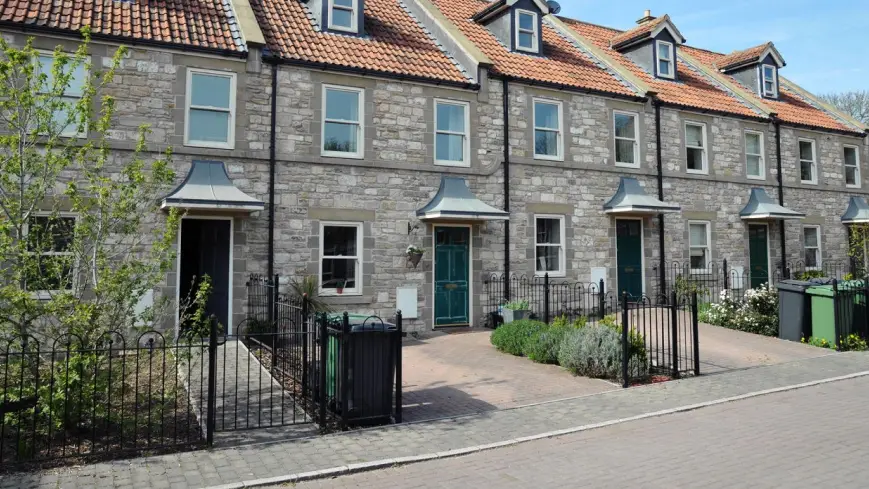 Bright 3-room apartment with balcony and excellent connectivity-5