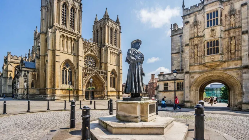 Prime location_ Quiet 2-room apartment with balcony in Maxvorstadt-1